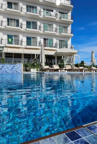 pool-closeup-hotel