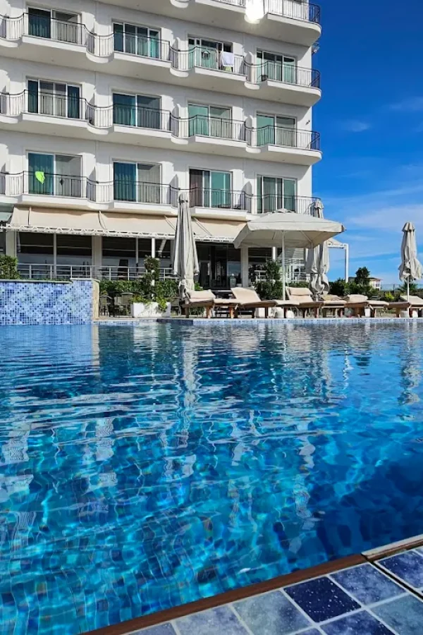 pool-closeup-hotel